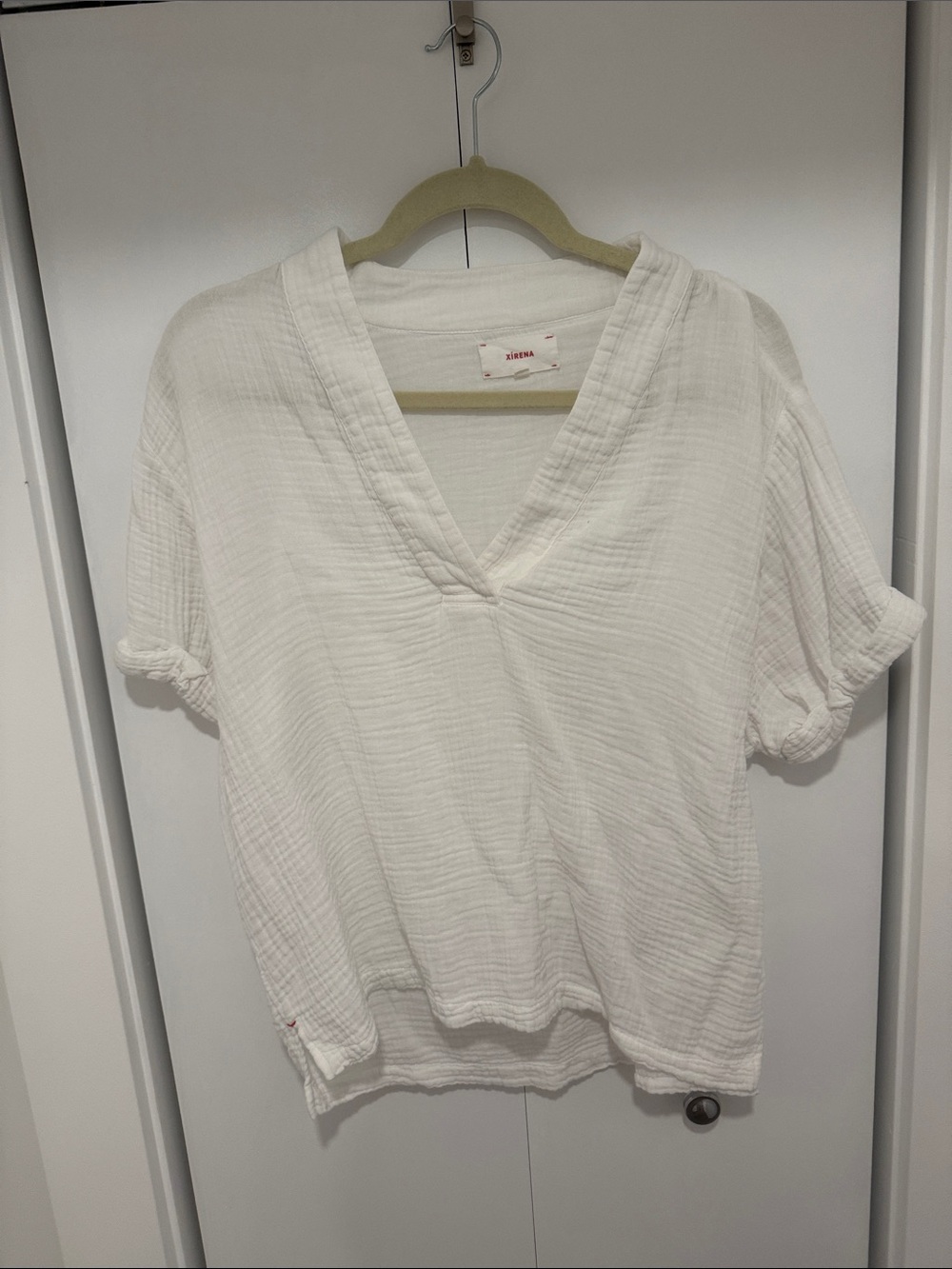 XiRENA White Cotton Gauze V-Neck Short Sleeve Top